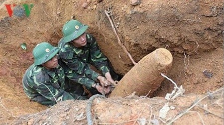 Voluntary activities to support victims of bombs and mines in Quang Tri - ảnh 1